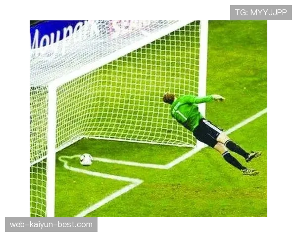 门线判定规则：球须完全越线才算进球，门线技术与裁判如何判罚